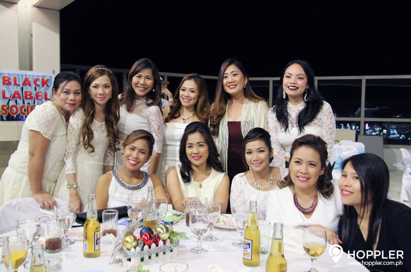 Hoppler Celebrates A Wonderful White Christmas