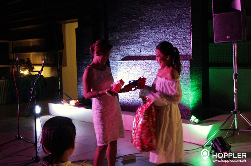 Hoppler Celebrates A Wonderful White Christmas