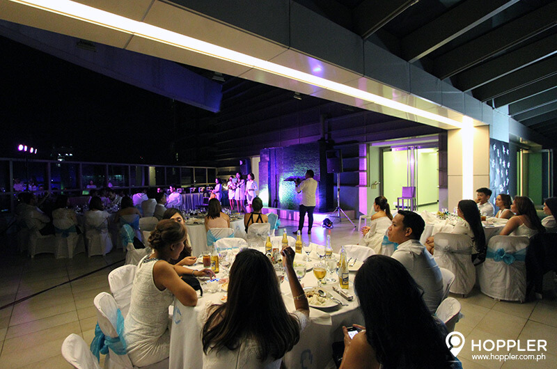 Hoppler Celebrates A Wonderful White Christmas